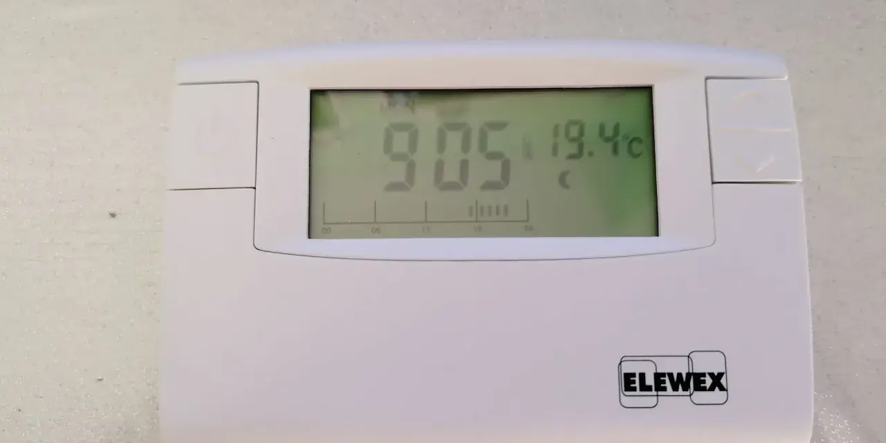 Termostato digitale ELEWEX: mostra 9:05 e 19.4°C. Utile per capire il timer caldaia come funziona e programmare il riscaldamento.