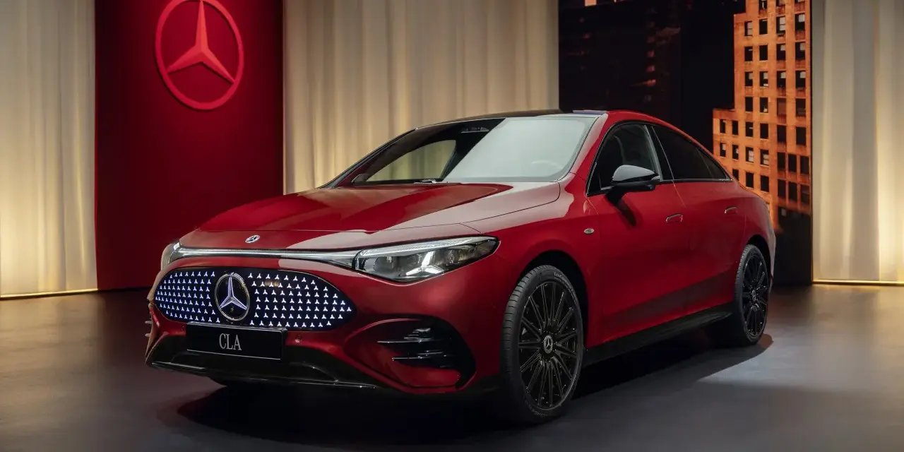 Czerwony Mercedes CLA 2025 z podświetlanym grillem i logo gwiazdy. Elegancki design, gotowy na podbój dróg.
