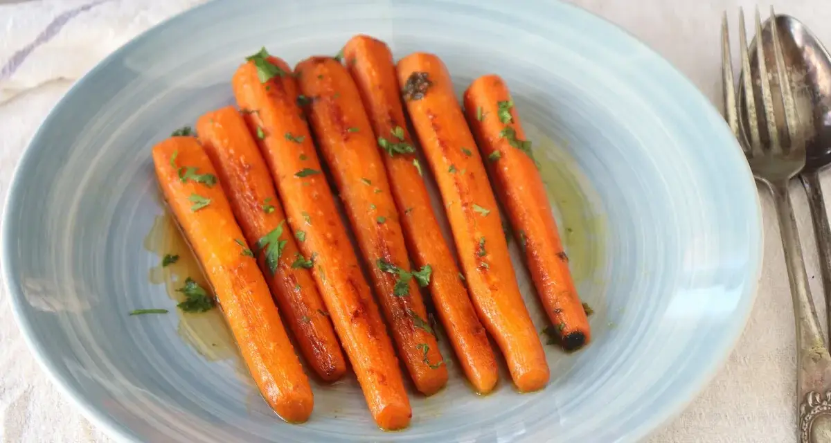 Zanahorias glaseadas con perejil picado, perfectas para tus recetas con zanahoria. Un plato sencillo y delicioso.