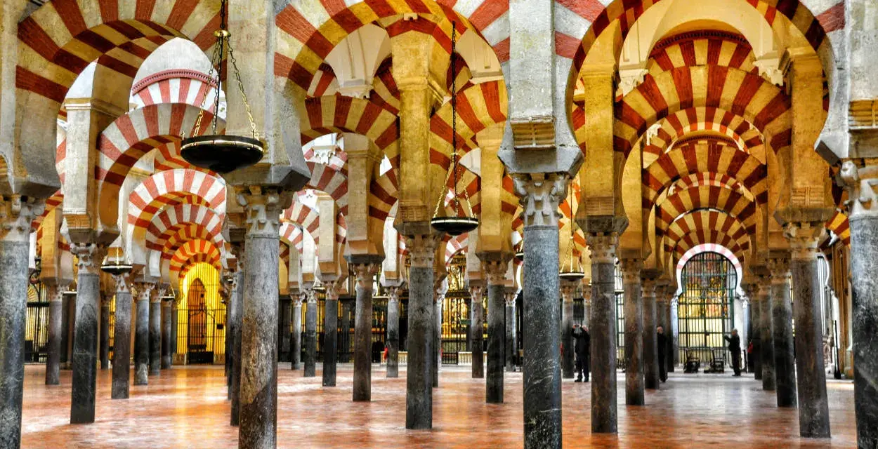 Wielokondygnacyjne łuki w Mezquita w Kordobie to obowiązkowy punkt, gdy zastanawiasz się, co zobaczyć w Kordobie.