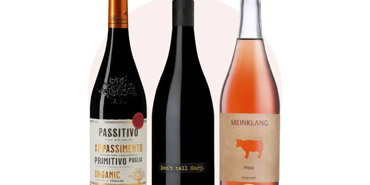 Tre flaskor vin: en röd, en svart och en rosé. Perfekt vin till hamburgare för alla smaker.