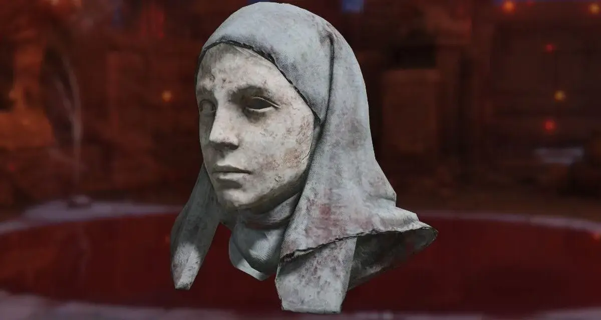 Máscara blanca de Elden Ring, con un rostro sereno y velo gris manchado de sangre, sobre un fondo oscuro y rojizo.