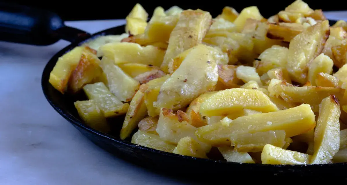 Patate in tecia, dorate e croccanti, pronte per essere gustate.