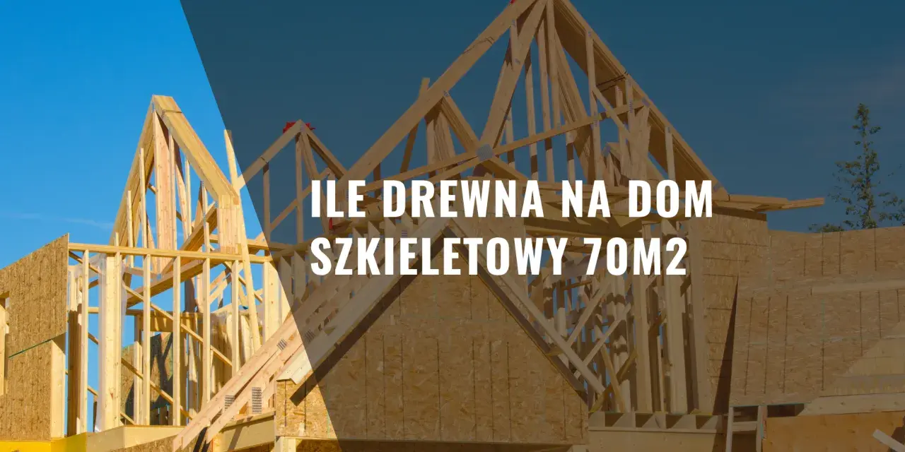 Konstrukcja szkieletowa domu z drewna pod niebieskim niebem.