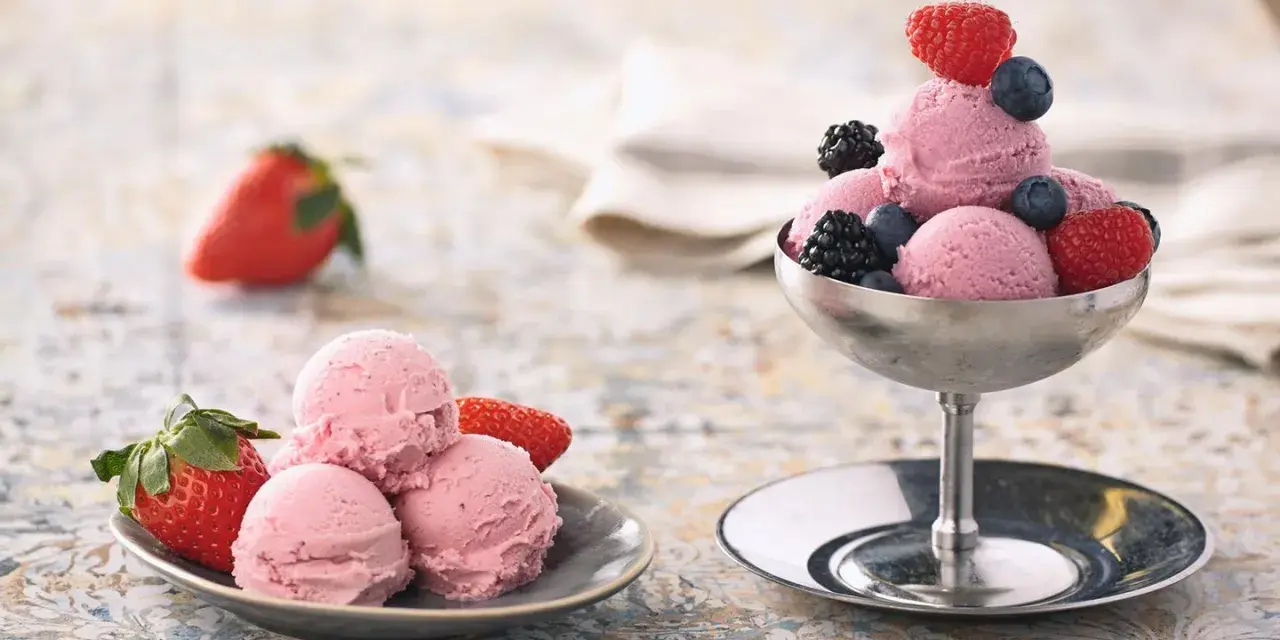 Fruchtiges Eis mit Beeren, perfekt für den Sommer. Johannisbrotkernmehl verwendung sorgt für die cremige Konsistenz.