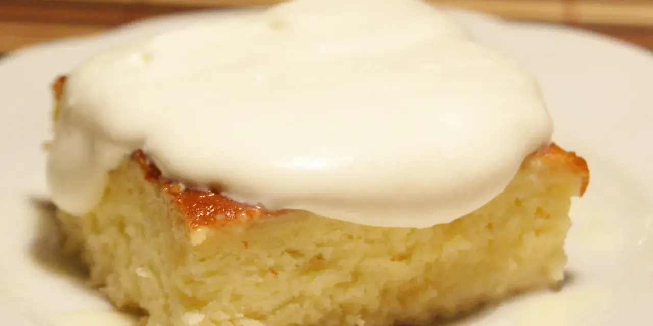 Pyszny kawałek ciasta Tres Leches, polany kremową pianką. Idealny przepis na deser.