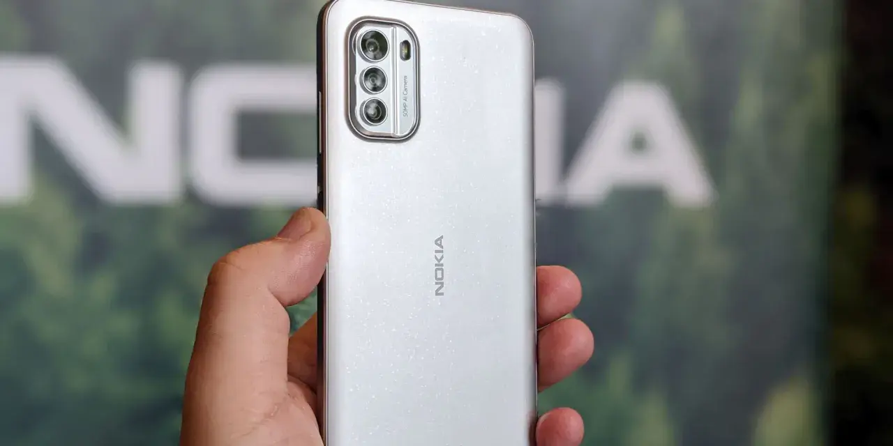 Srebrny smartfon Nokia z potrójnym aparatem, przypominający czasy świetności Symbian.