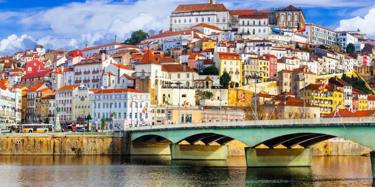 Coimbra, Portogallo: un'ottima idea su dove andare a maggio in Europa. La città storica si affaccia sul fiume Mondego.