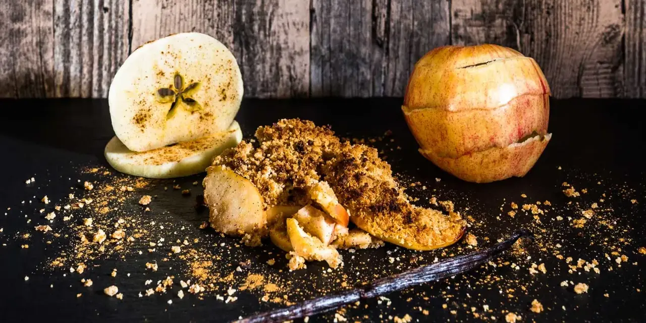Ein köstlicher Apple Crumble mit Zimt, Äpfeln und einer Vanilleschote.