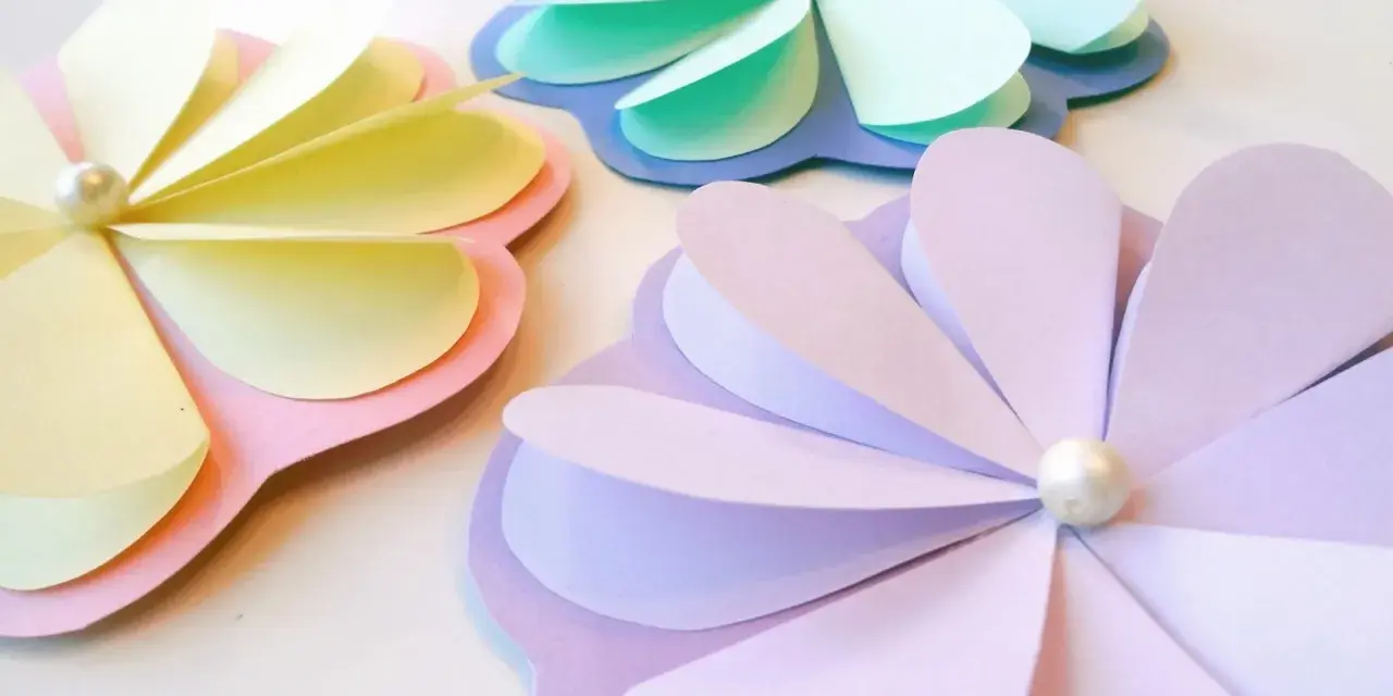 Pyssel vårblommor i pastellfärger. Tre pappersblommor med pärlor i mitten, perfekta för vårens dekorationer.