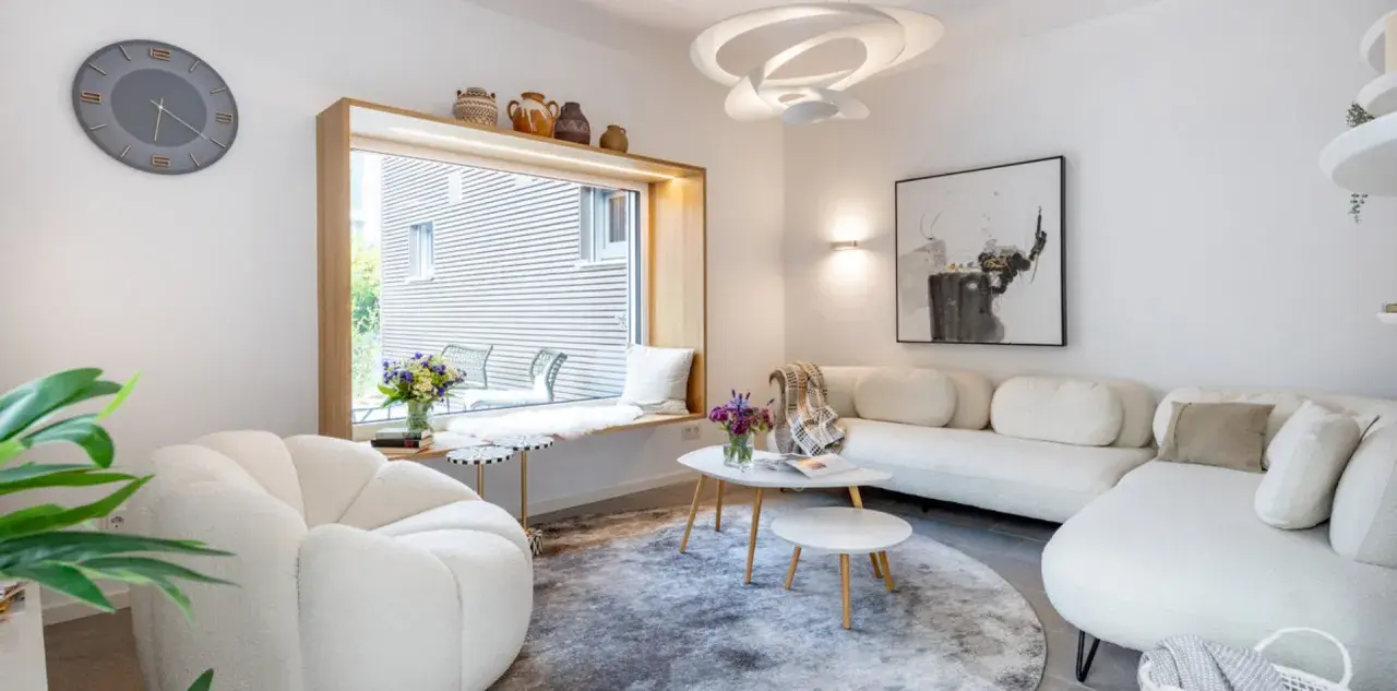 Gemütliche wohnzimmer ideen mit einem bequemen Sofa, einem runden Teppich und einem Fensterplatz.