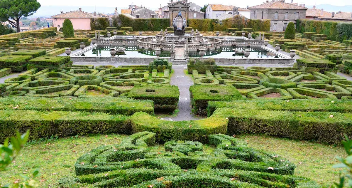 Labirinti verdi e fontane maestose in questi splendidi giardini botanici. Un'oasi di pace e bellezza.