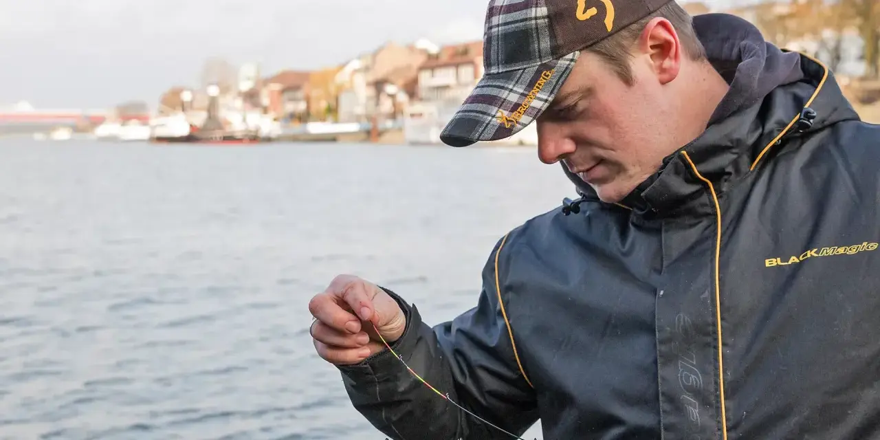 Ein Angler prüft die Spitzen seiner Feederrute. Diese Ruten sind ideal für das Fischen mit Futterkörben.