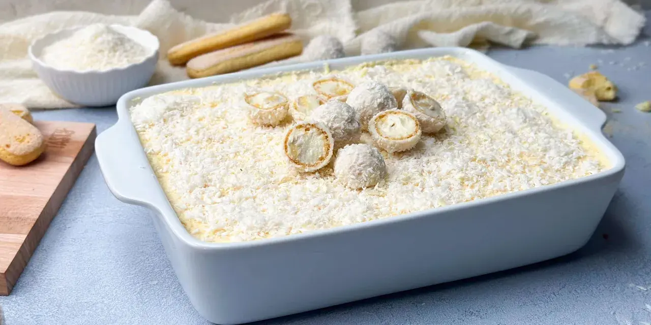 Ein köstliches Raffaello Tiramisu Rezept, das mit Kokosraspeln und süßen Pralinen verziert ist. Perfekt für jeden Anlass!