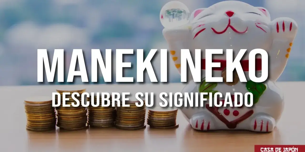 Maneki neko con pilas de 5 oros, invitando a descubrir su significado.