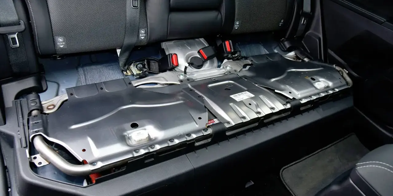Gdzie jest akumulator 12V w Toyota Auris Hybrid? Oto zaskakująca lokalizacja