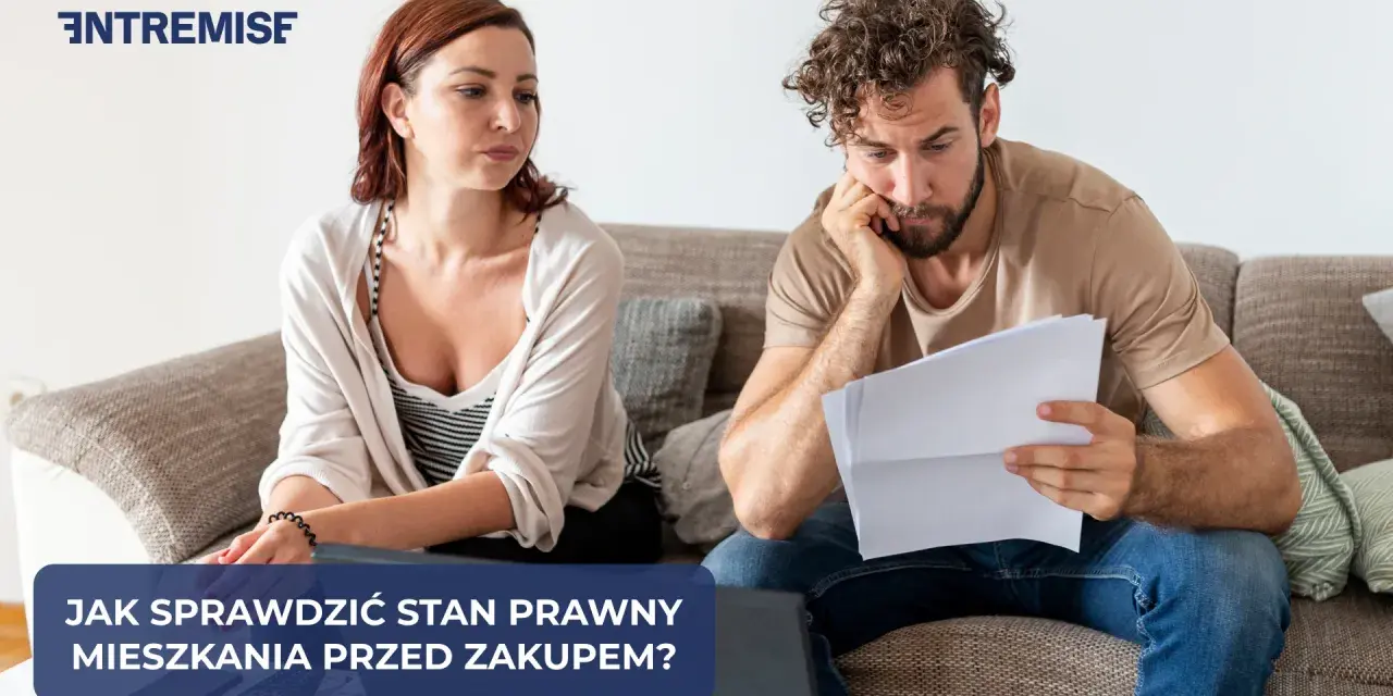 Para analizująca dokumenty przed zakupem mieszkania w bloku.
