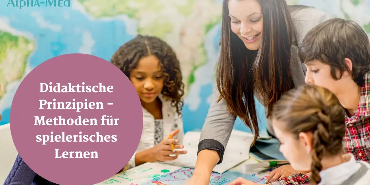Lehrerin erklärt Kindern spielerisch die didaktischen Prinzipien.