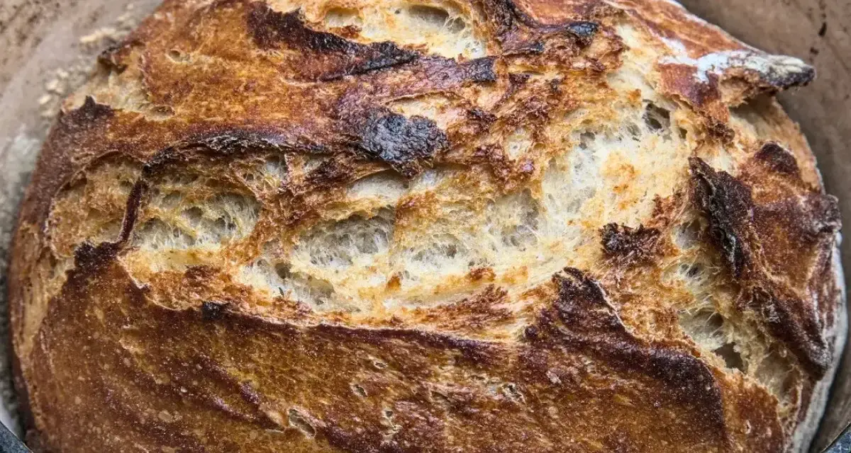 Chrupiący keto chleb z piękną, zarumienioną skórką i puszystym wnętrzem, idealny na śniadanie.