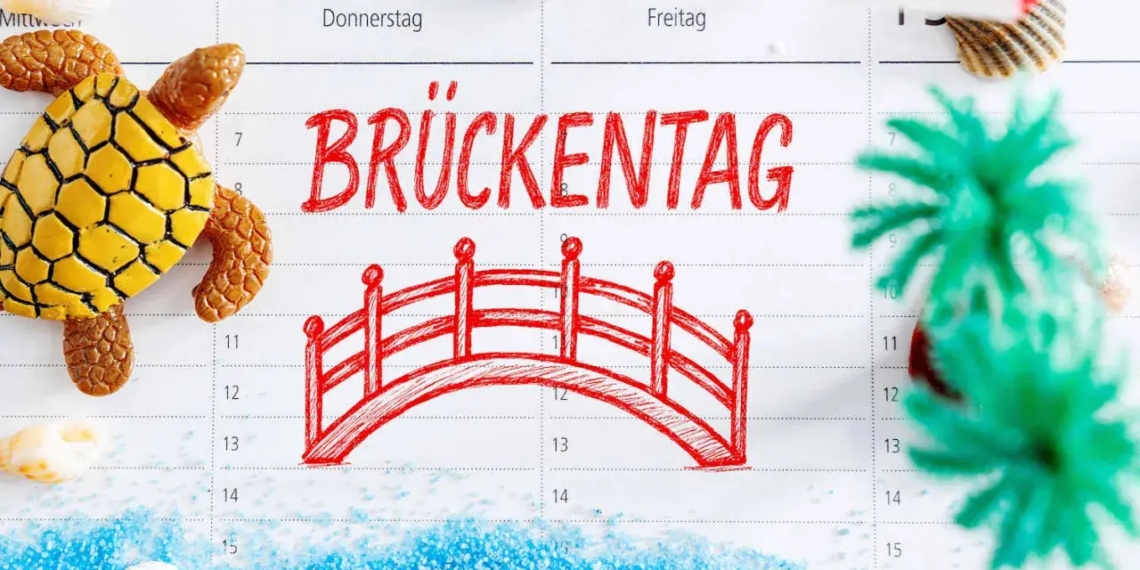 Kalenderblatt mit "Brückentag" und einer roten Brücke, Schildkröte, Muscheln und Dekoration.