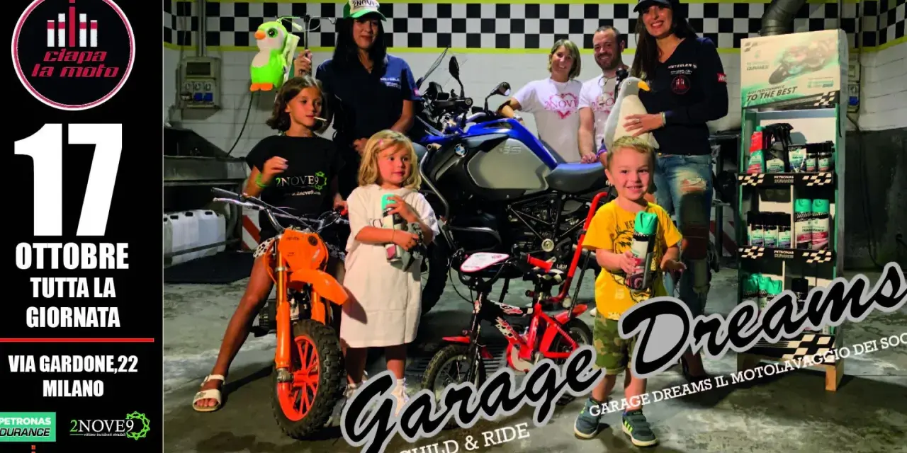Bambini e adulti pronti a "ciapa la moto" per un evento speciale. Un'allegra compagnia posa con moto e accessori.