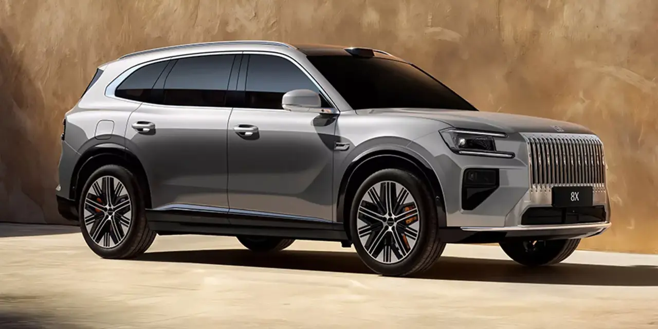 Srebrny elektryczny crossover Zeekr X 2026 z pionową atrapą chłodnicy i czarnymi felgami.