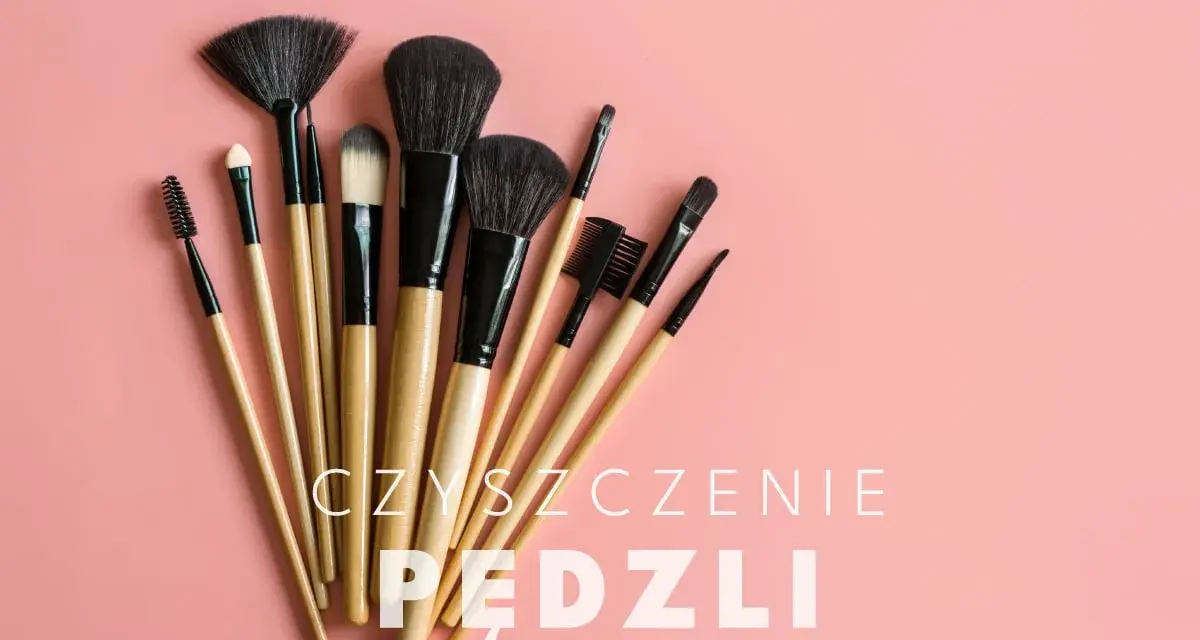 Zestaw pędzli do makijażu na różowym tle. Dowiedz się, jak myć pędzle do makijażu, by służyły Ci dłużej.