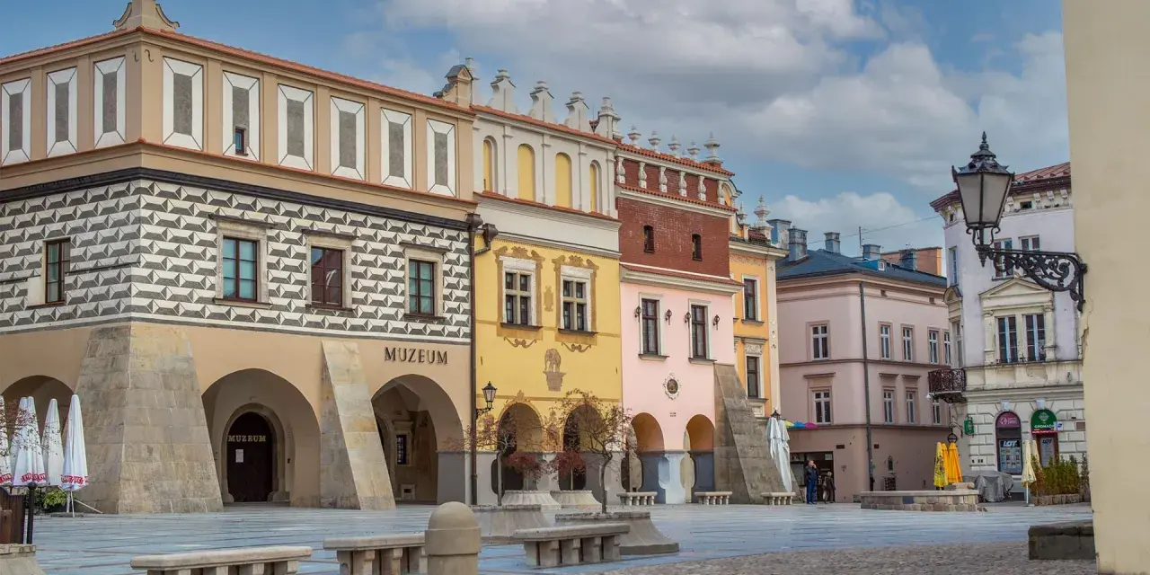 Kolorowe kamienice zdobią rynek w Tarnowie. Muzeum mieści się w zabytkowej części miasta.