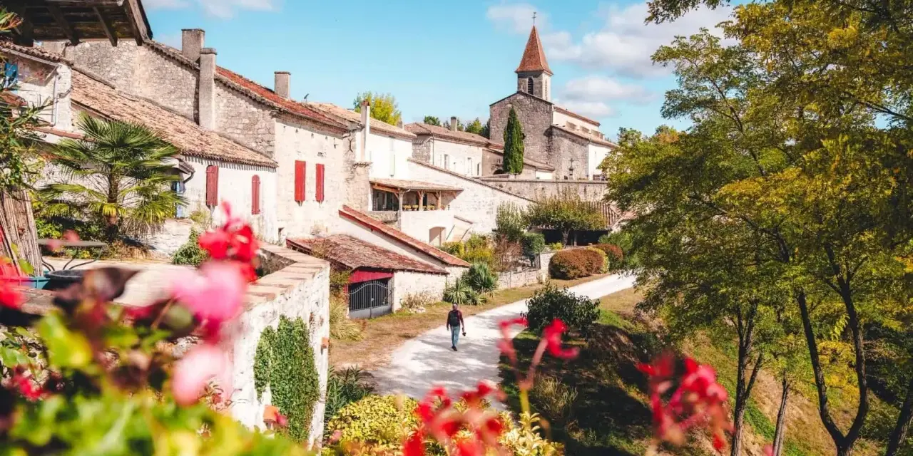 Un homme se promène dans un village pittoresque du Tarn-et-Garonne, une belle activité en plein air.