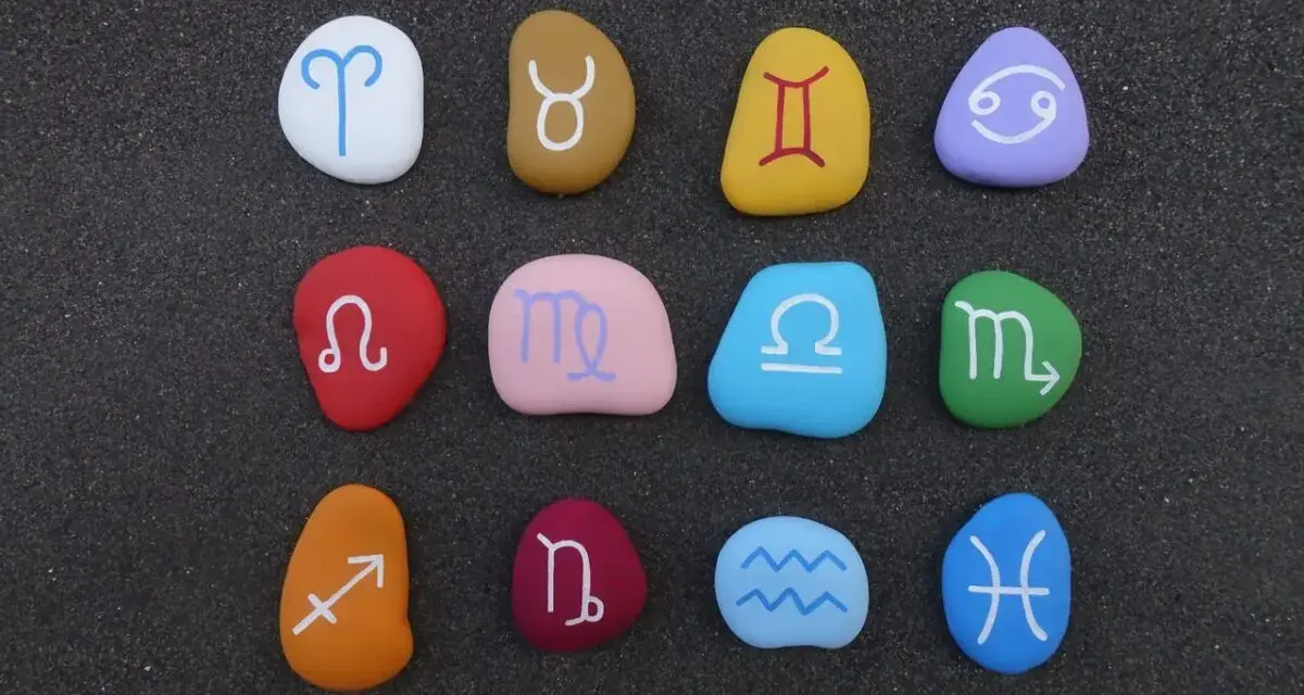 Kolorowe kamienie z symbolami zodiaku: Baran, **byk**, Bliźnięta, Rak, Lew, Panna, Waga, Skorpion, Strzelec, **koziorożec**, Wodnik, Ryby.