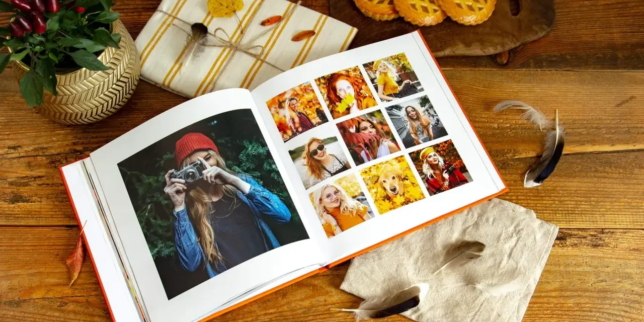 Otwarty album ze zdjęciami, idealny program do segregacji zdjęć, prezentuje jesienne portrety i psa wśród liści.