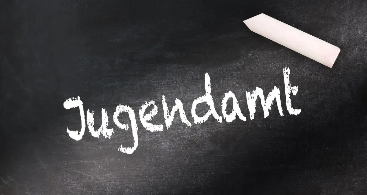 Kreide auf Tafel: "Jugendamt". Eine Empfehlung des Jugendamtes zum Umgangsrecht kann hier notiert werden.
