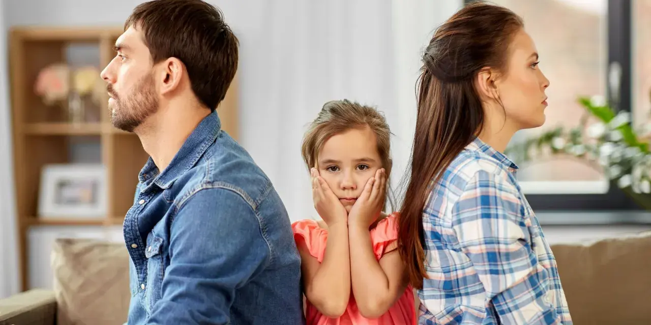 Rozwód a dziecko: Jak rozmawiać? Psycholog radzi, jak chronić