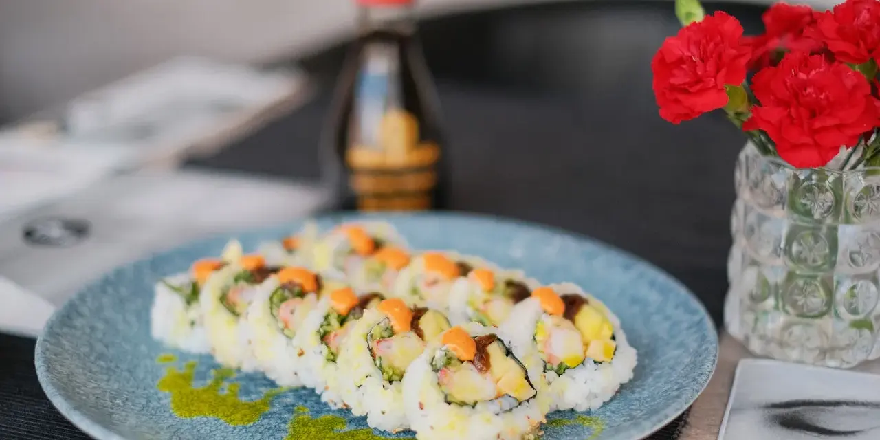 Talerz sushi z krewetkami i mango. Z 500g ryżu wyjdzie ok. 10-12 rolek sushi, zależnie od wielkości.