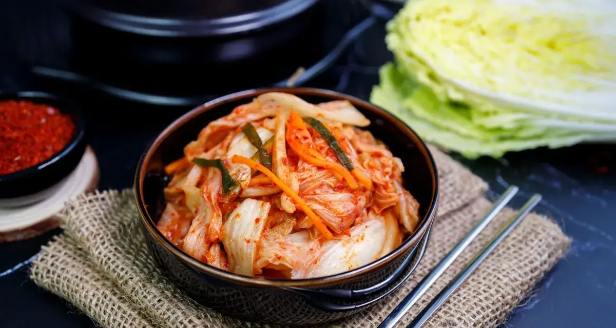 Kimchi: Jak jeść? Odkryj najlepsze połączenia i uniknij wpadek!