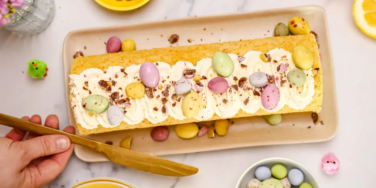 En härlig rulltårta med grädde och påskägg, perfekt för påskfirandet.