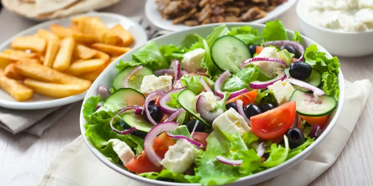 Sałatka Gyros: Poznaj sekrety idealnego smaku i wyglądu