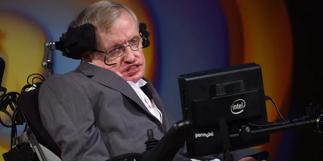 Stephen Hawking, mimo choroby, w fotelu z komputerem, który pomagał mu komunikować się ze światem.