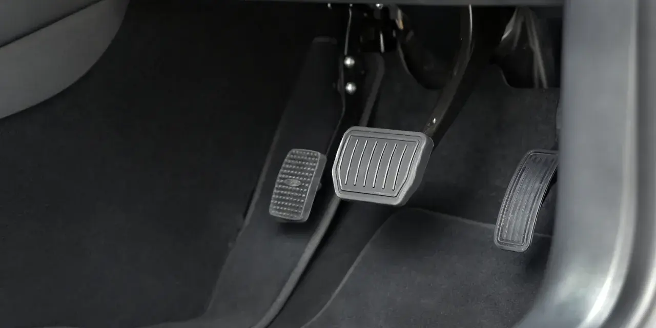 Gdzie jest sprzęgło w aucie? Lokalizacja pedału i mechanizmu