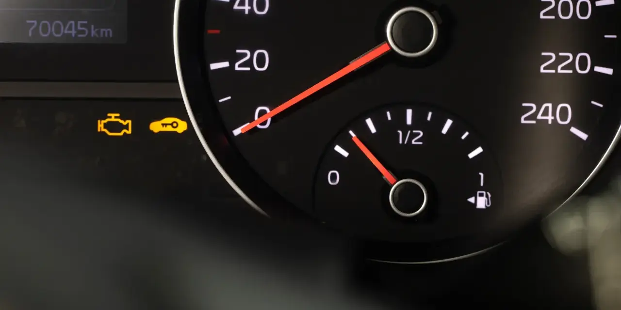 Armaturenbrett mit leuchtendem Motor-Zeichen und Schlüssel-Symbol. Der Kilometerstand zeigt 70045 km.