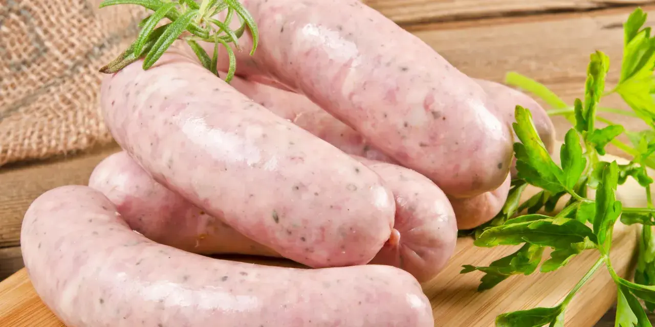 Świeża biała kiełbasa, idealna do parzenia, nawet gdy jest zamrożona. Zioła dodają aromatu.
