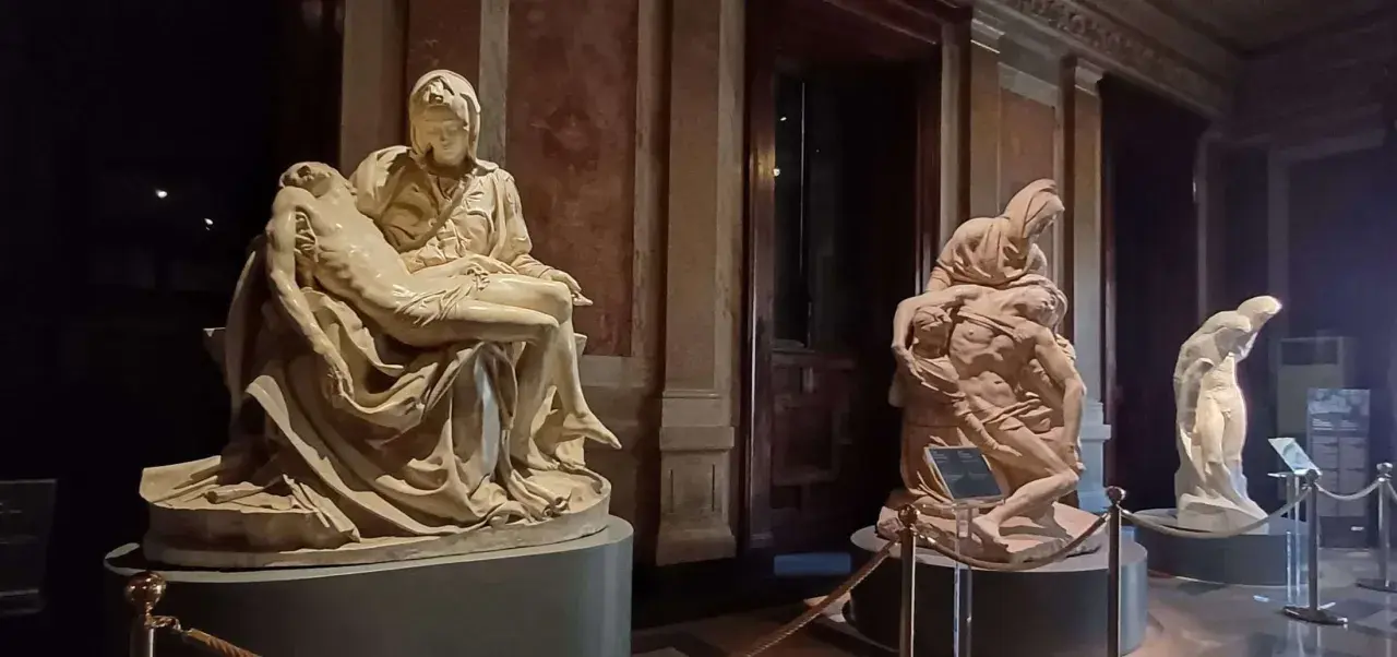 La Pieta de Michel Ange, une œuvre d'art émouvante, représente la Vierge Marie tenant le corps du Christ.