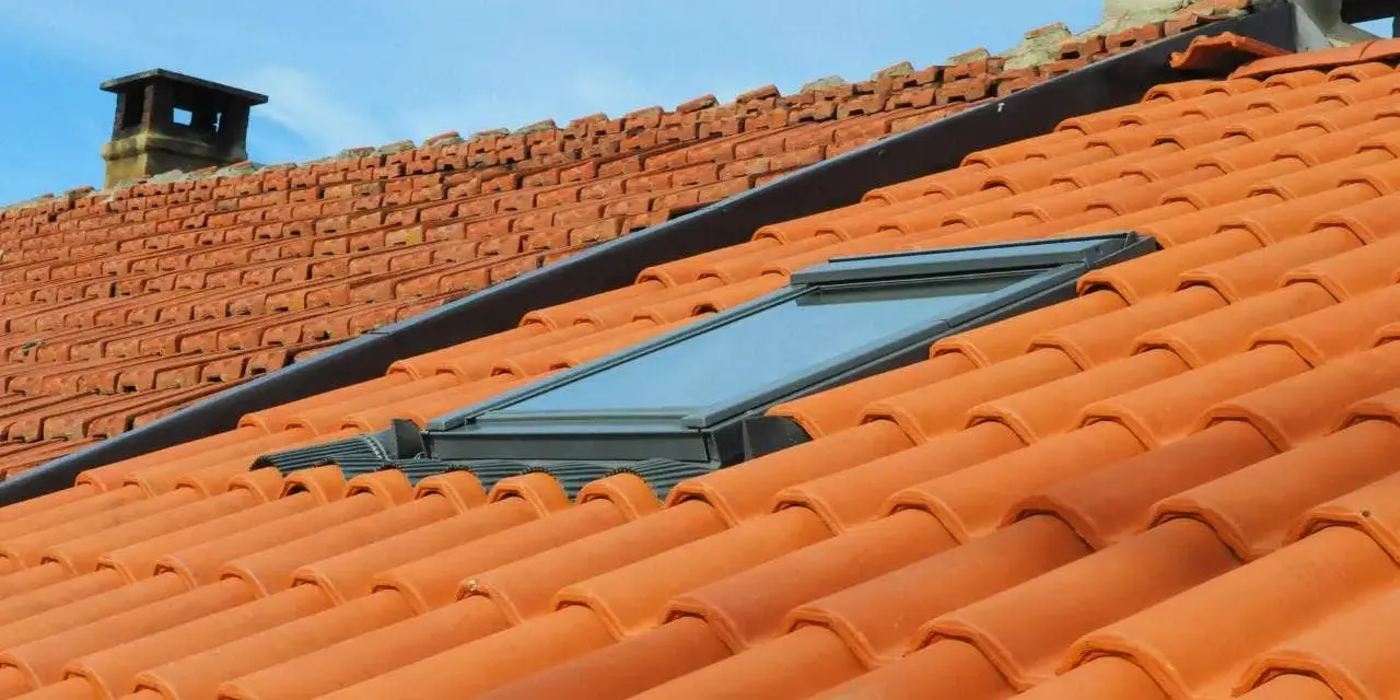 Dachówka ceramiczna i okno dachowe. Zastanawiasz się, jak wygłuszyć pokój? Może warto zacząć od dachu?