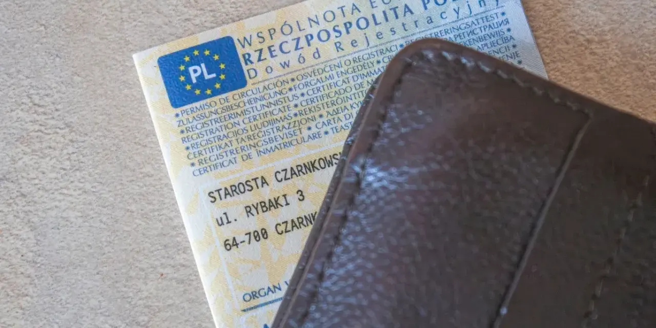 Dowód rejestracyjny pojazdu i brązowy portfel. Czy można zrobić przegląd bez dowodu rejestracyjnego? To pytanie nurtuje wielu kierowców.