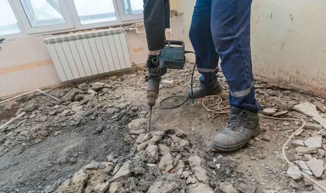 Jak skuć beton skutecznie i bezpiecznie - unikaj najczęstszych błędów