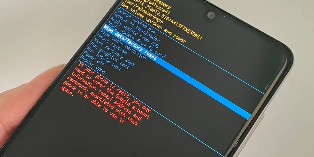 Ekran recovery Samsung. Opcja "Wipe data/factory reset" podświetlona. Pomoc w sytuacji, jak odblokowac telefon Samsung gdy zapomni sie kodu.