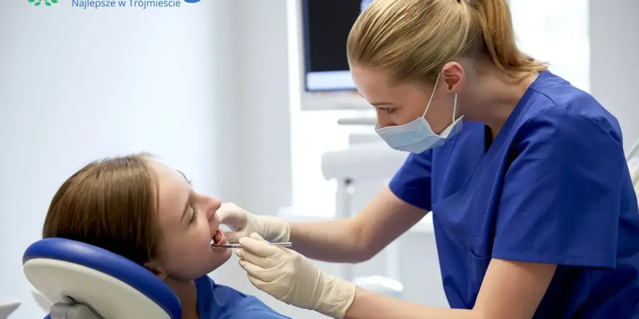 Dentystka w masce bada zęby pacjentki w gabinecie stomatologicznym.