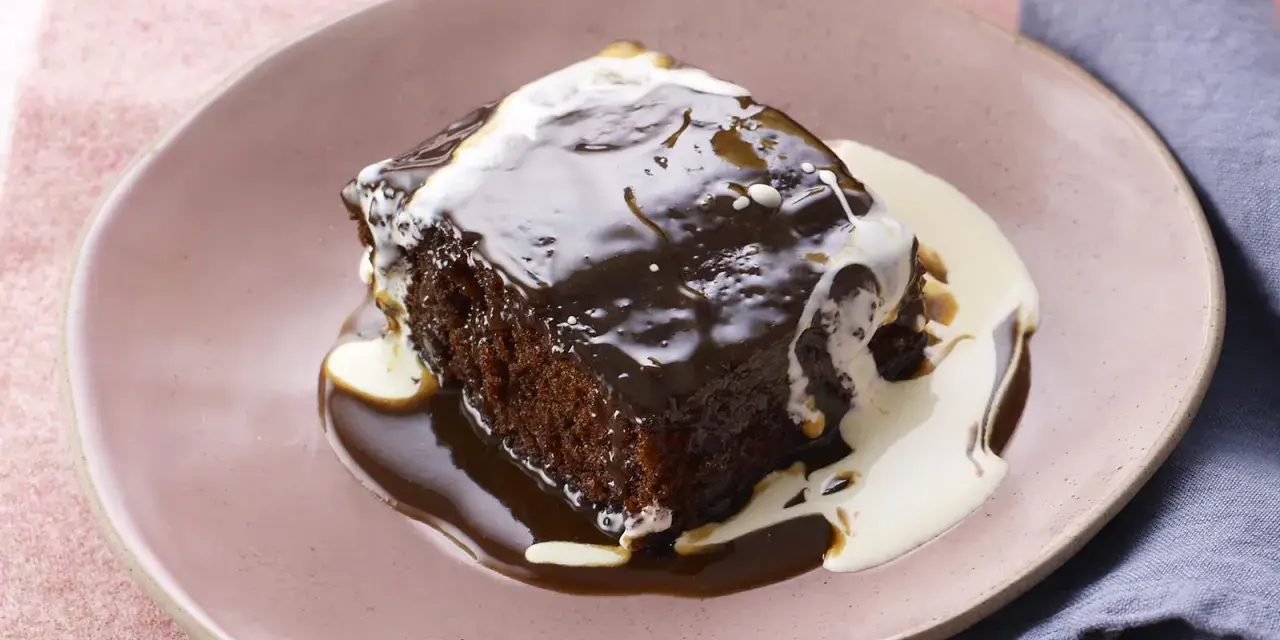 Pyszny Sticky Toffee Pudding przepis. Wilgotne ciasto oblane gorącym sosem toffi i śmietanką.