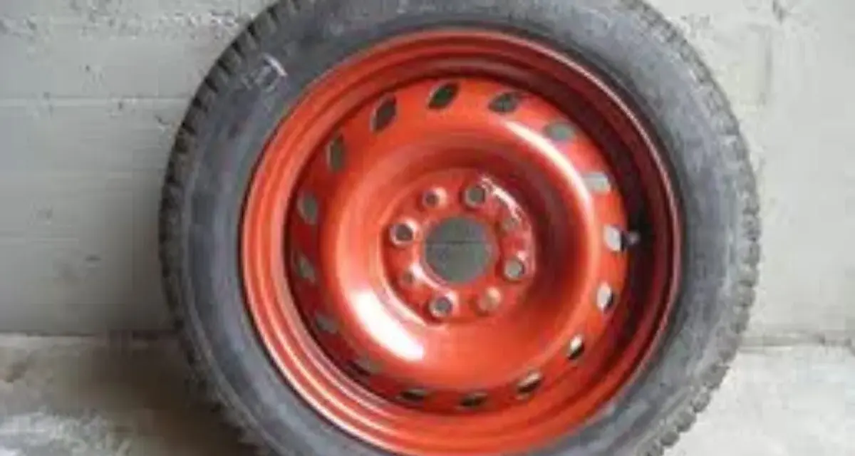 Ruota di scorta con cerchio rosso. Controllare la pressione per essere pronti in caso di emergenza.