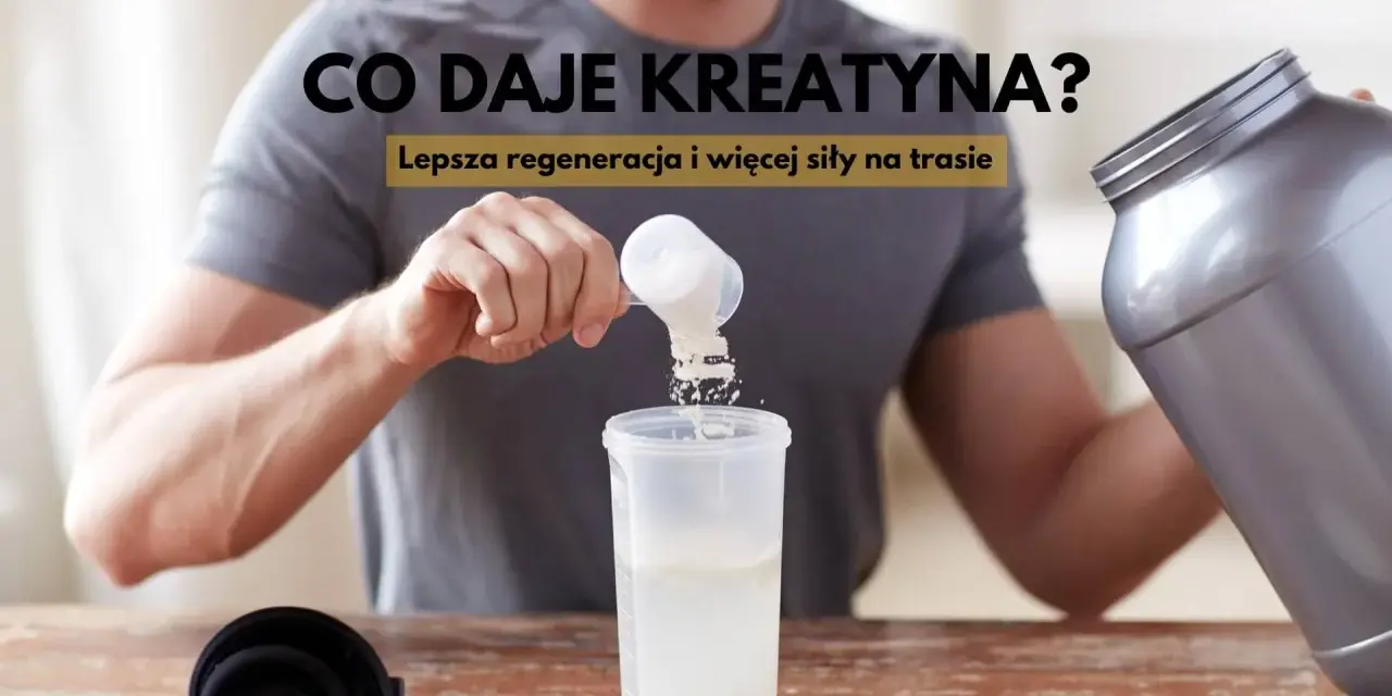Mężczyzna przygotowuje suplement. Dowiedz się, co daje kreatyna: lepsza regeneracja i więcej siły na trasie.